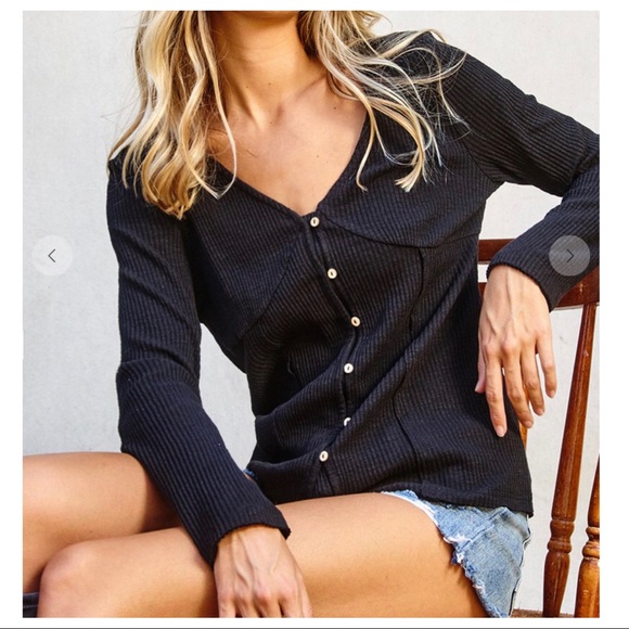 Fall Must Perfect Front loop button ribbed top - Picture 2 of 7